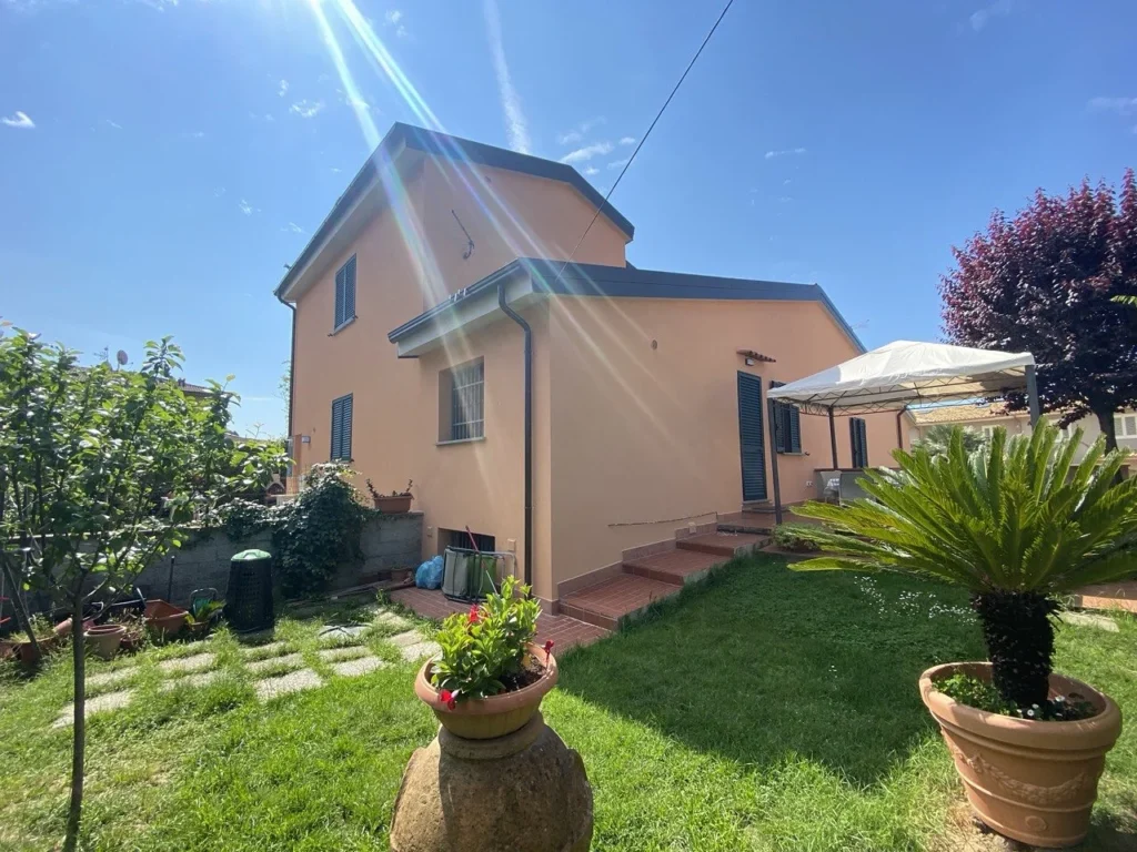 Casa unifamiliare con facciata rinnovata