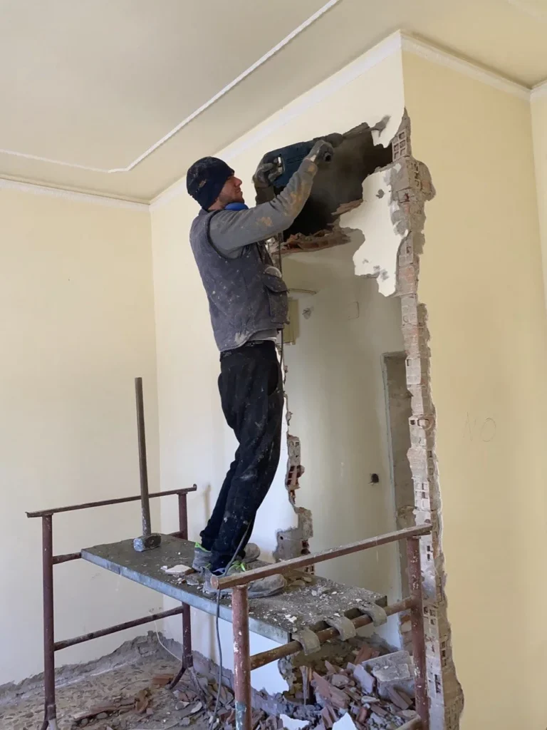 Demolizione di una parete interna
