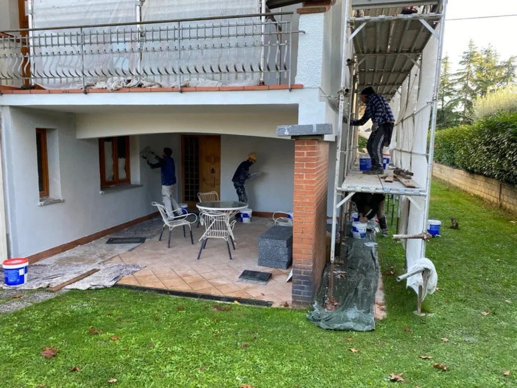 Tinteggiatura della facciata di una casa