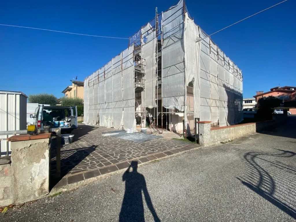 Palazzina con ponteggio e rete di protezione