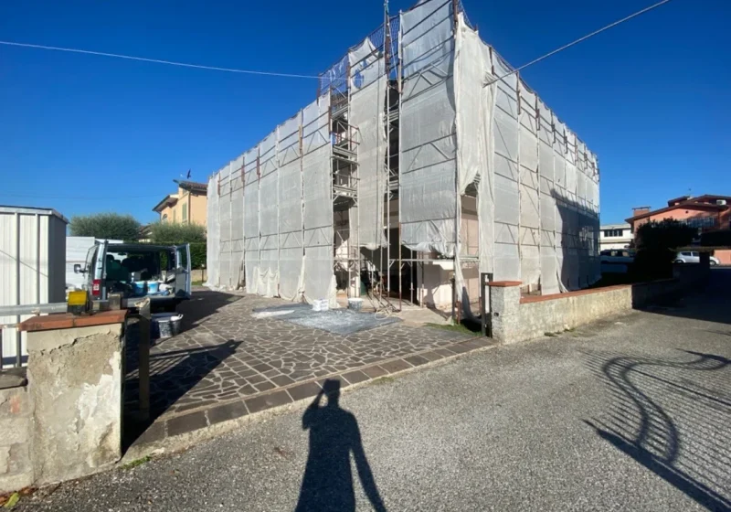 Palazzina con ponteggio e rete di protezione
