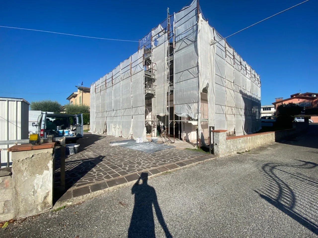 Palazzina con ponteggio e rete di protezione