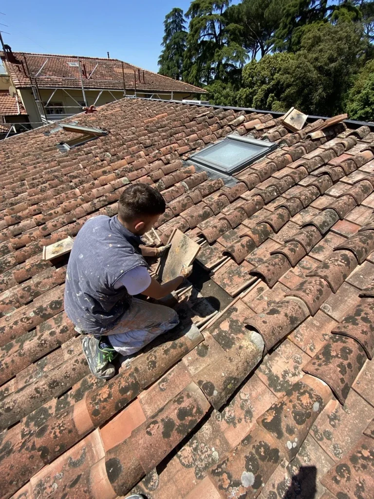 Lavori sul tetto in coppi con lucernario