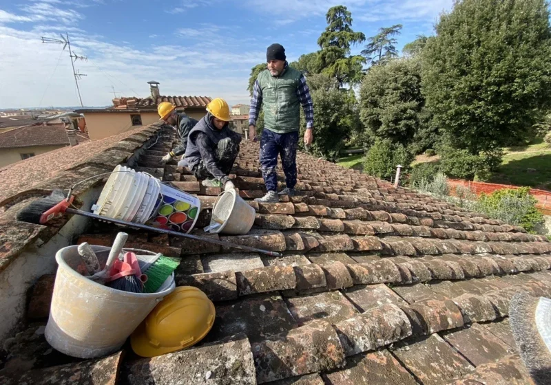 Squadra al lavoro sul tetto in coppi
