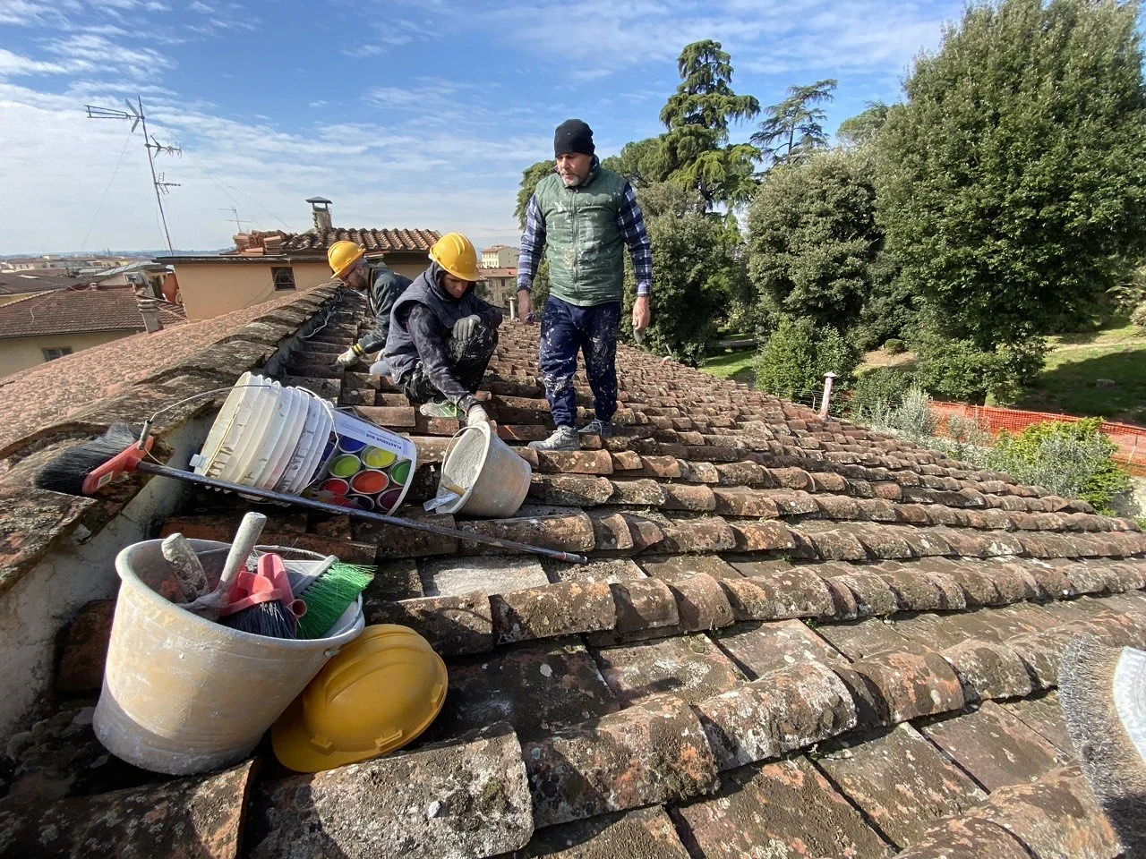Squadra al lavoro sul tetto in coppi