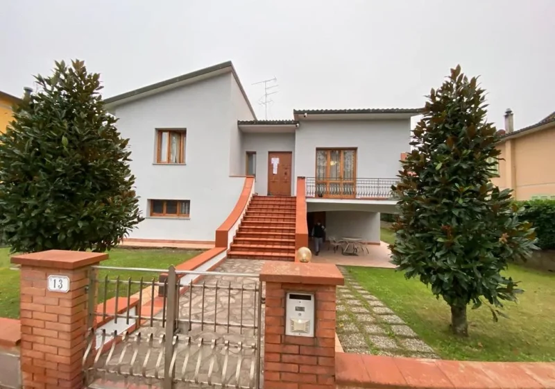 Villa con facciata rinnovata e scala d'ingresso