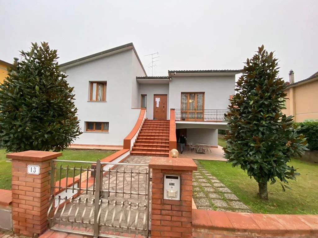 Villa con facciata rinnovata e scala d'ingresso