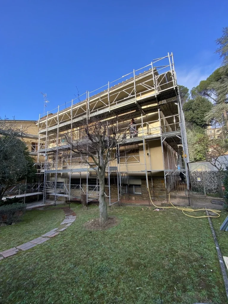 Ponteggio montato attorno a una villa con giardino