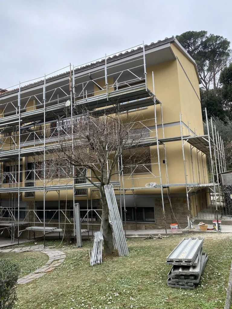 Villa con ponteggio durante il risanamento della facciata